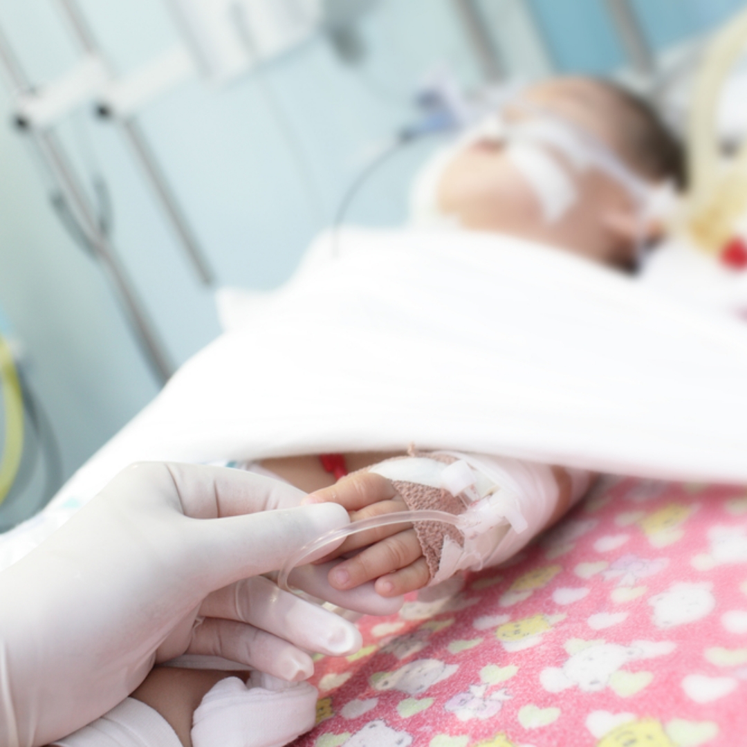 狠父長期虐待，兩拳揍2歲兒，導致肝臟破裂致死，判18年定讞