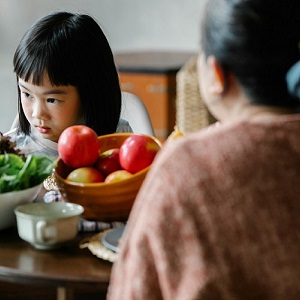 「以前我們怎樣怎樣，小孩還不是好好長大了？」心理師：才沒有！請不要對著努力摸索新方法教育下一代的人潑冷水、說風涼話