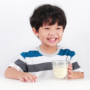 孩子長高3要素：營養、睡眠、運動，兒科醫鼓勵每天「2杯鮮奶」輕鬆涵蓋其中兩項！