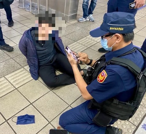 台北捷運驚傳砍人，板南線新埔站一女子隨機行兇，男學生滿臉是血，現場奔跑、摔倒，尖叫聲不斷