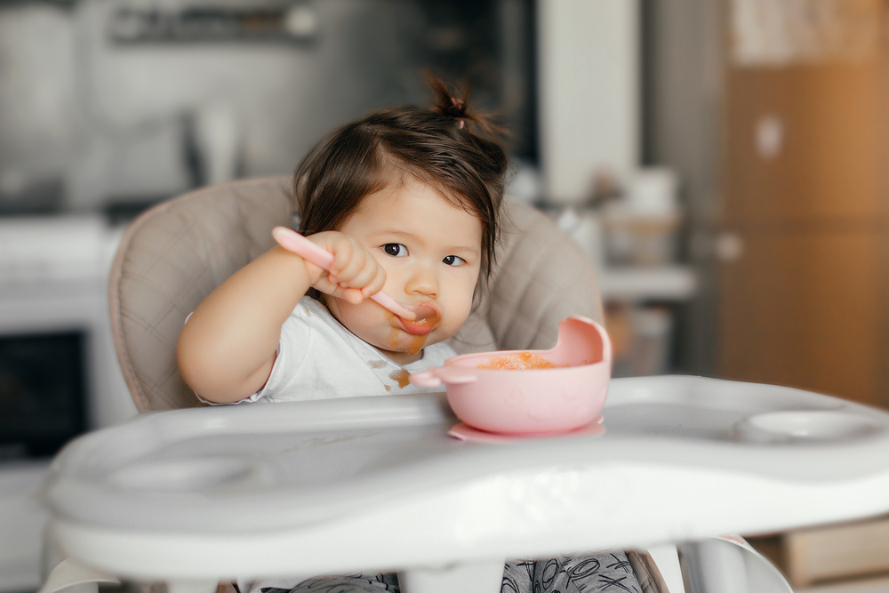 用餐時的寶寶溝通術！語言學家推薦「5個嬰兒手語」，把握吃飯學習溝通的黃金時機