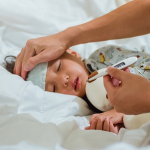 最容易讓孩子高燒不停的「腺病毒」病例激增，台大醫師叮嚀，退燒很重要！