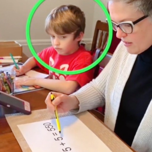 5歲男童一秒解開數學難題！看似簡單的一道加法題，卻難倒全家人，他在旁邊終於看不下去了