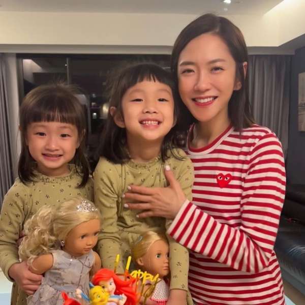 楊千霈不知自己「微老花」，女兒怕被剪指甲剪到肉嚇到縮手，手機訊息全部被看光光渾然不知