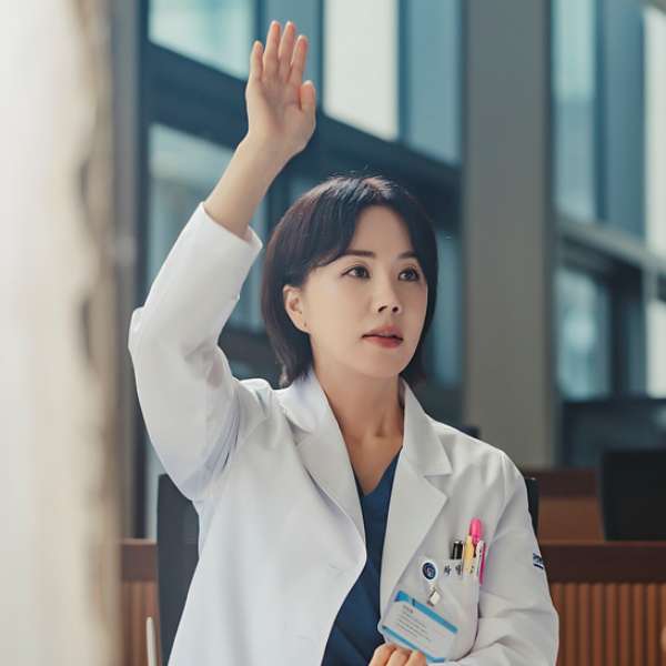 Netflix《車貞淑醫生》狗血黑馬韓劇5亮點！嚴正化中年重返職場遭「未來媳婦」飆罵，手撕渣夫全網笑翻