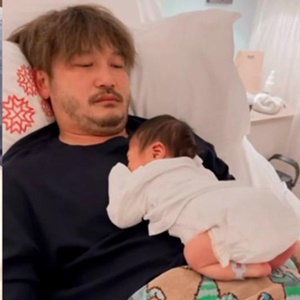 KID放初生嬰孩在肚皮上抖動，被網友指教！「嬰兒搖晃症候群」症狀為何？