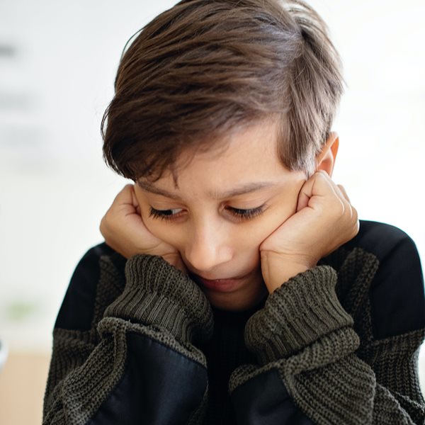 孩子生氣了怎麼辦？爆炸式生氣，多出現在高敏感孩子身上，而隱藏憤怒不承認生氣的原因，卻是這個