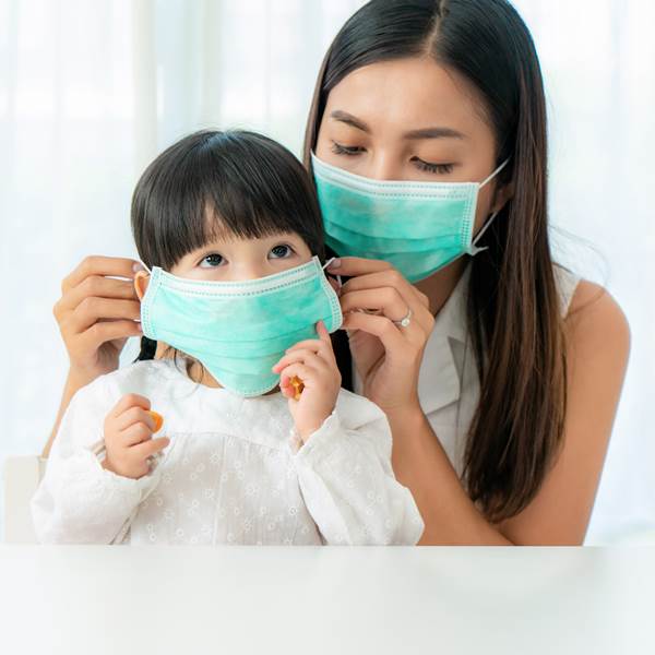 【疫情常見狀況QA】嬰幼兒確診是否需送醫？孩子用藥有哪些注意？這些10大問題，爸媽一定要看！