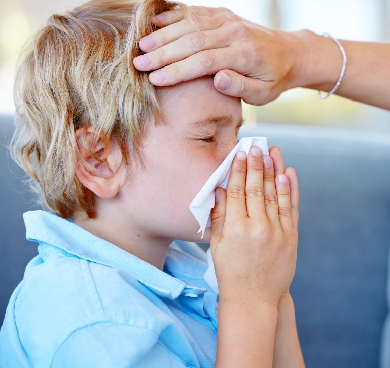 10歲女童肺炎惡化釀敗血症，住院長達28天 ! 醫警告：「發燒逾3天」就不是普通感冒