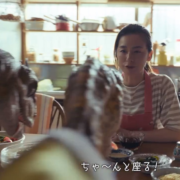 這根本在說我家！日本廣告演繹暑假家有「肚子餓」瘋狂小怪獸，媽媽們太有感