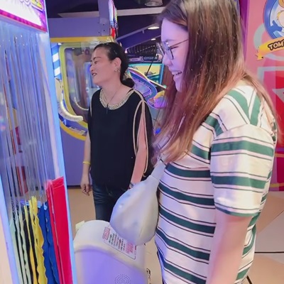 帶兒到湯姆熊遇怪阿姨如家人般「如影隨形」令人毛骨悚然，媽媽：千萬別讓孩子離開視線！