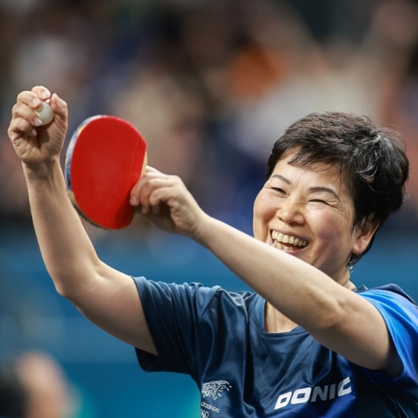 2024巴黎奧運，阿嬤打乒乓！倪夏蓮、曾志英老將奮戰，贏得觀眾歡呼！