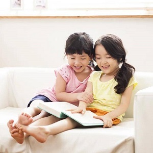 新朋友和女兒逛書局「直接買東西送她」，媽媽：才小一這樣好嗎？還是我大驚小怪了......