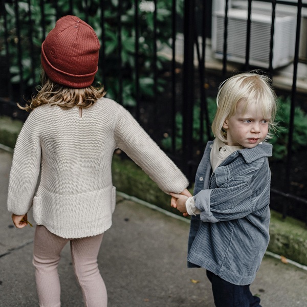 「就算你在眼前，壞人也可能伸出手！」媽媽一打二帶孩子排隊，阿婆經過小兒子竟被牽著走......