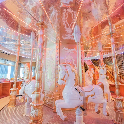 雨天親子餐廳夢幻提案！Money Jump媽妳講，旋轉木馬、機甲戰車、吮指美食...大人小孩都滿足