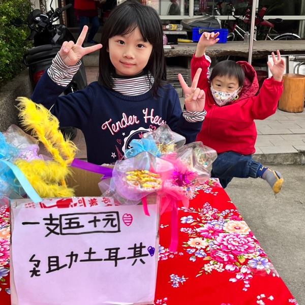 從土耳其捐款，精算媽咪珊迪兔教孩子「知足感恩」！金額不高，卻是一份難得的心意