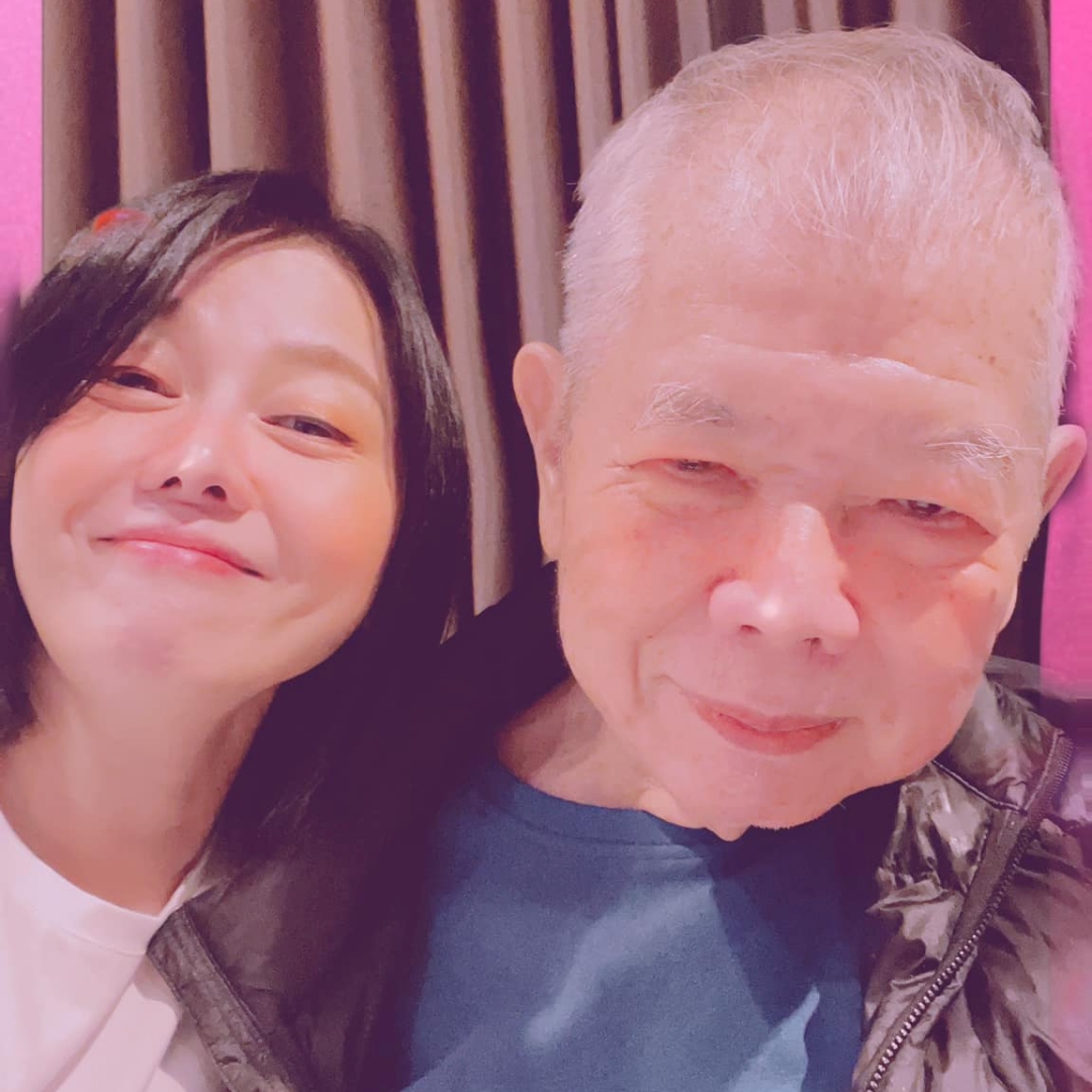 苗可麗暖心陪伴罹患帕金森氏症父親，分享：「與其拉他離開幻覺，不如融入他的世界。」網友大讚！
