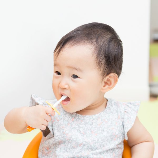 寶寶長第一顆牙就要刷！醫親授「嬰幼兒4大潔牙技巧」 勿忘2項免費醫療服務