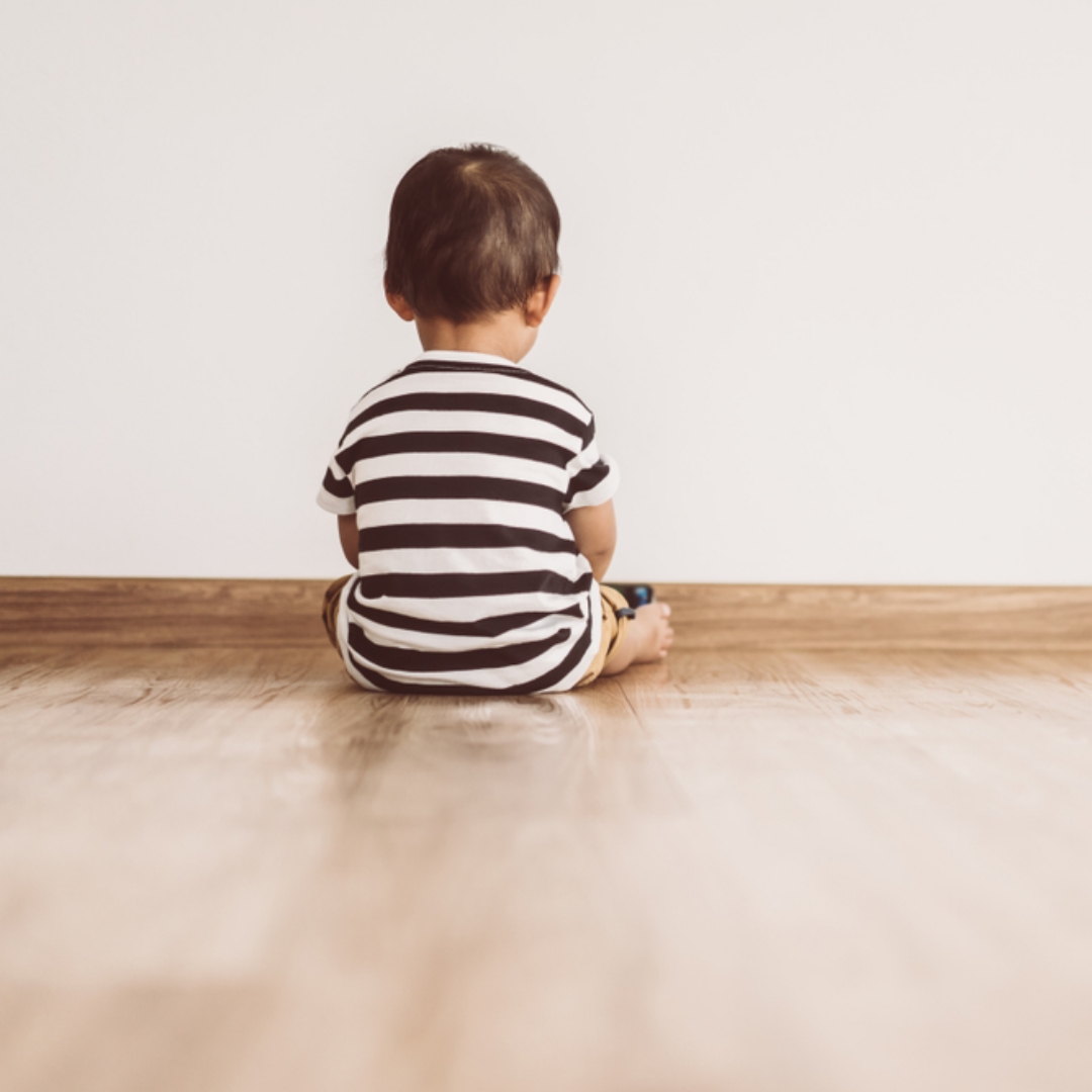 2歲男童不知母親過世，守著遺體多日，警方發現時，孩子渾身沾滿屎尿