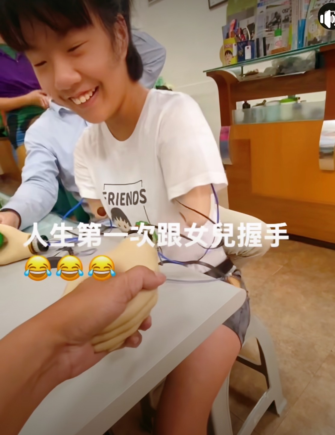 單腳天使徐又立與父親人生首次握手！12年等待，爸爸心疼說到，「我只希望她可以慢慢學會，用她的方式，抓住想要的東西。」