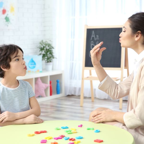 孩子講話慢、發音不標準恐是聽損？醫提醒：學齡後小心 6 疾病導致聽力損傷