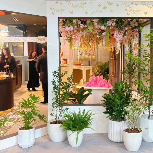 媽媽假日就去Sabon快閃店鬆一下！磨砂膏女王10種經典香氛一次體驗，超美花牆與粉紅浴缸真的超好拍