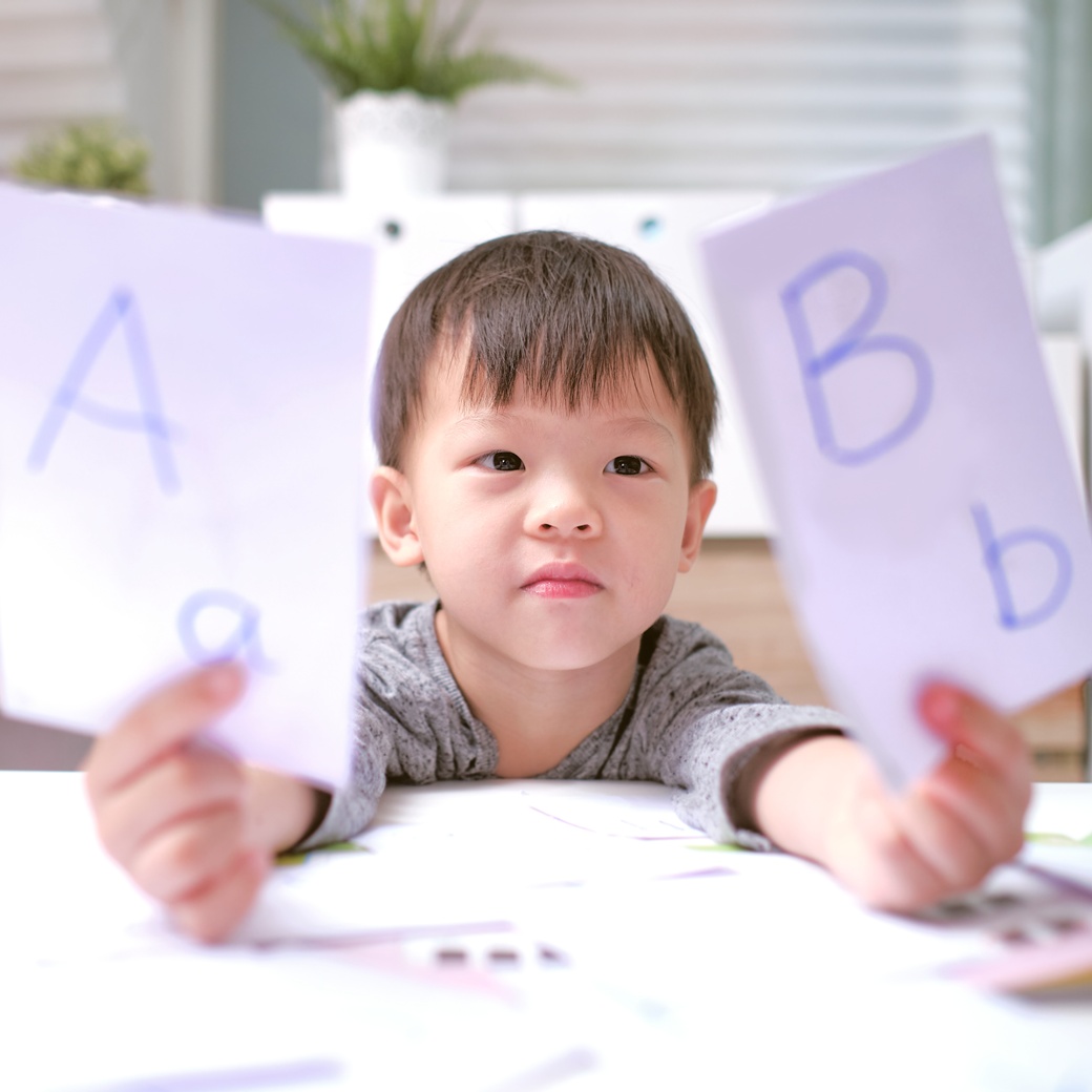 【培果教育專欄】雙語環境讓孩子語言發展遲緩？自然習得多語父母這樣做