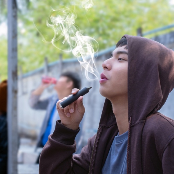 近8萬名青少年使用電子煙，違法又傷身，三不政策提醒避免觸法