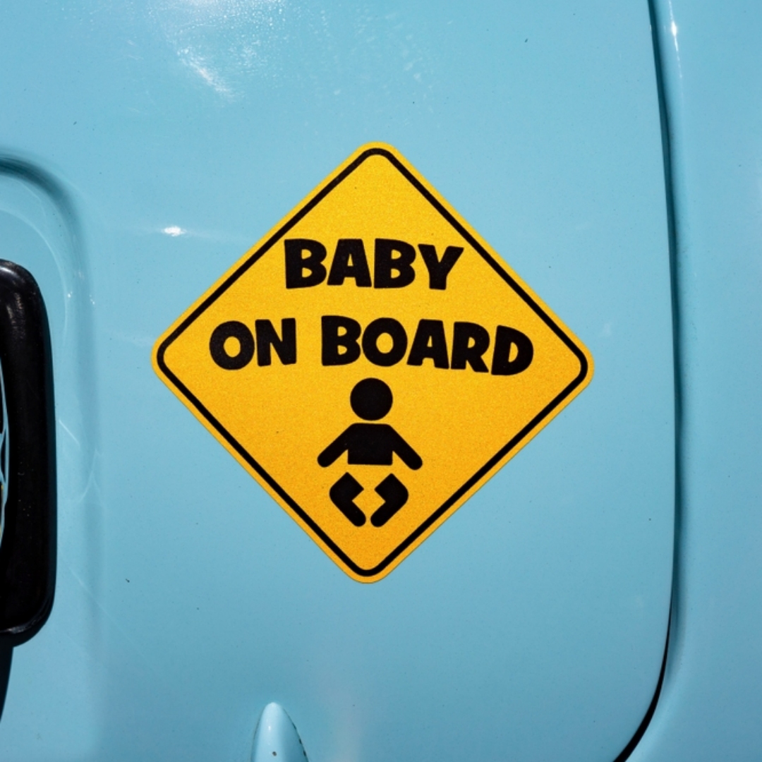 許多家長車上貼「Baby in car」其實是錯的？網友揭正確英文用法是這句，外國人都這樣寫
