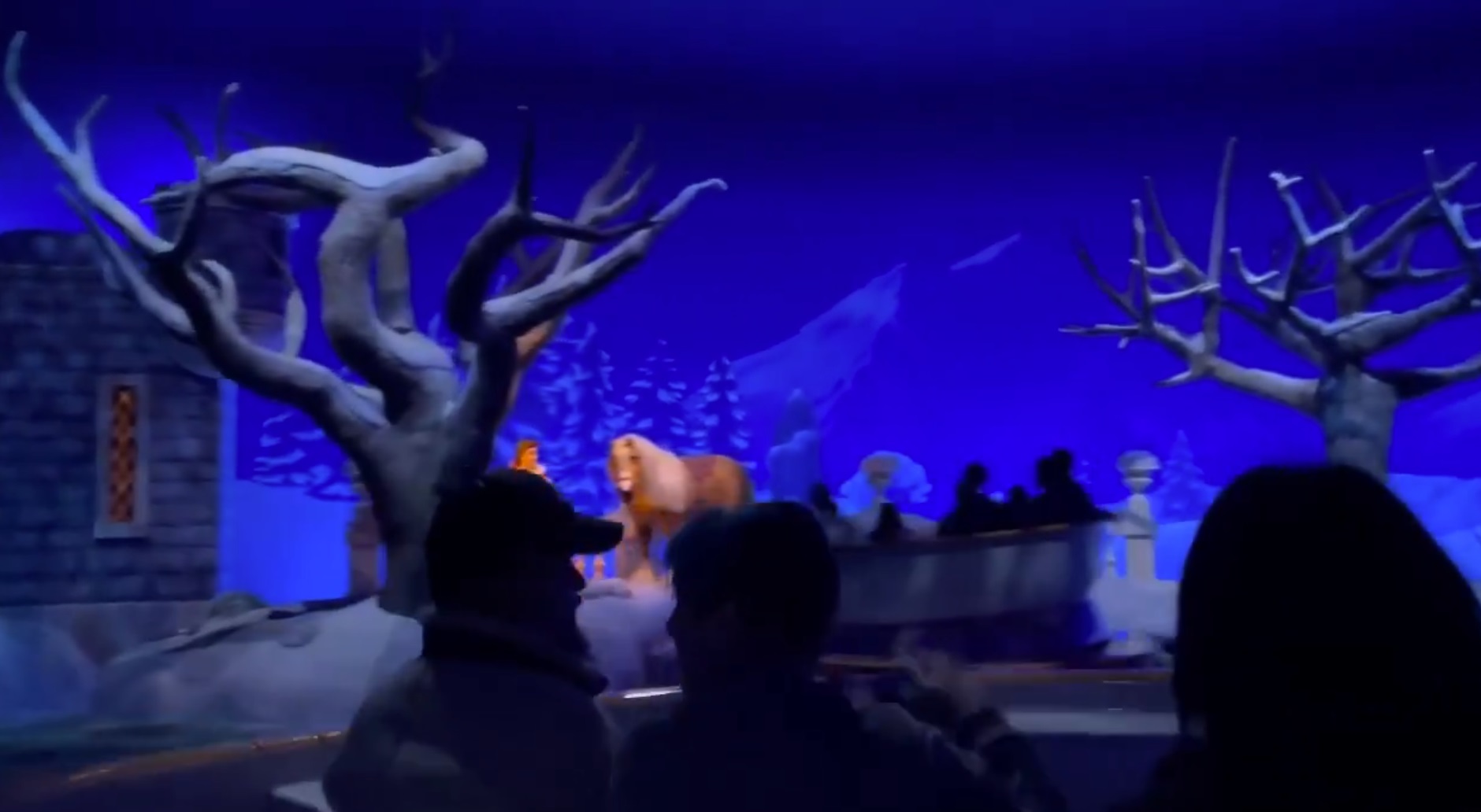 東京迪士尼驚魂！2歲童遊玩「美女與野獸」設施遭安全帶勒頸！家長急喊救命、緊急送醫