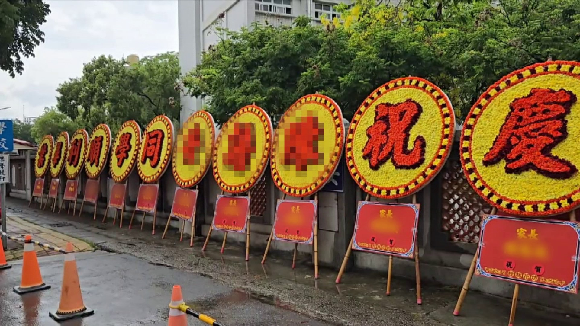 畢業典禮這爸爸太調皮！送「罐頭塔、花圈」，女兒一度尷尬拒收，全場笑翻：是哪一種畢業？
