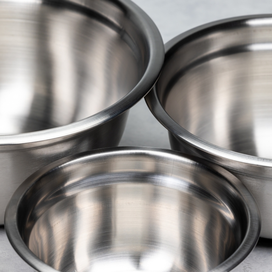 不鏽鋼碗裝熱油，瞬間炸裂，女子臉部與身體多處嚴重燙傷