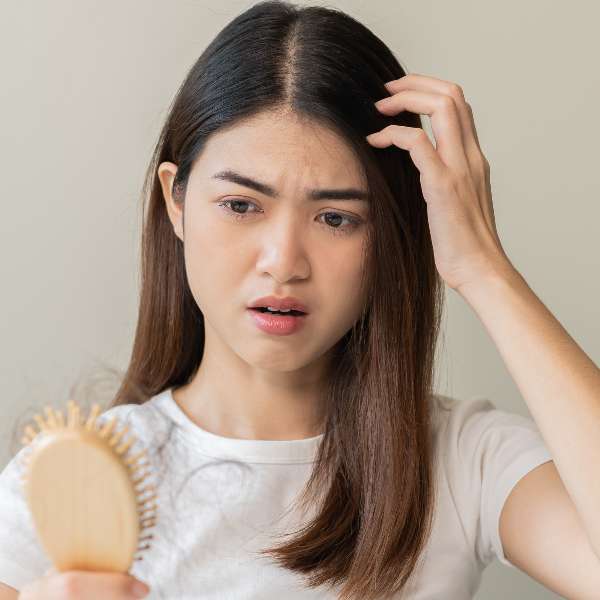 扁塌髮、細軟髮通通站起來！梳髮動作是關鍵，專家：洗髮前、後多一個步驟，讓髮絲超蓬鬆超飛揚