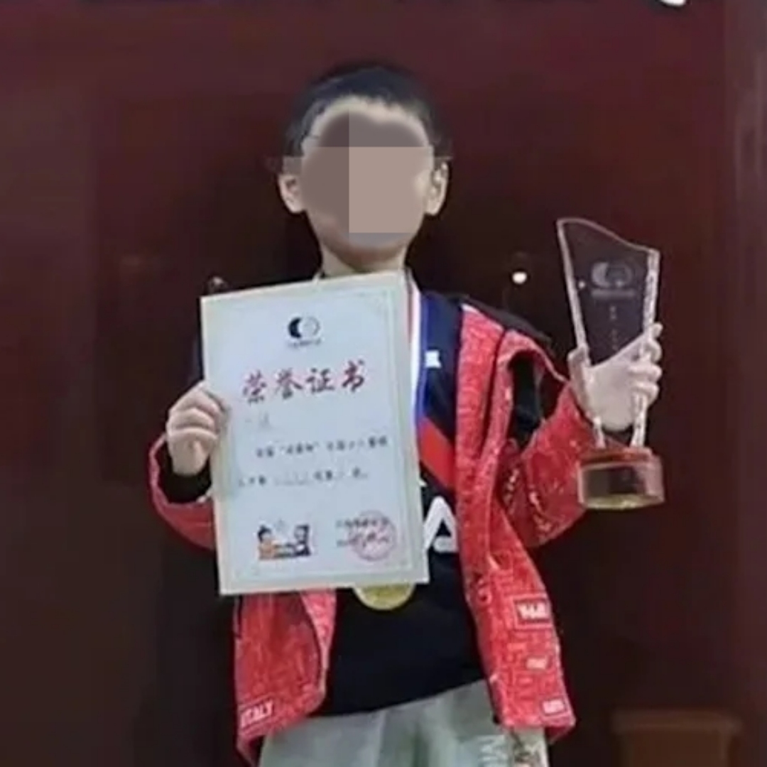9歲圍棋神童，因比賽長期遭父親家暴，選擇跳樓輕生。曾因比賽失利當場被打倒在地。輿論：為何圍棋協會、教育單位長期對父親的暴力行為視而不見？