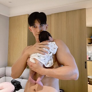 遭老婆許維恩出賣帥氣裸身洗屁屁照，這群人董仔：這樣發文大家看了也開心！