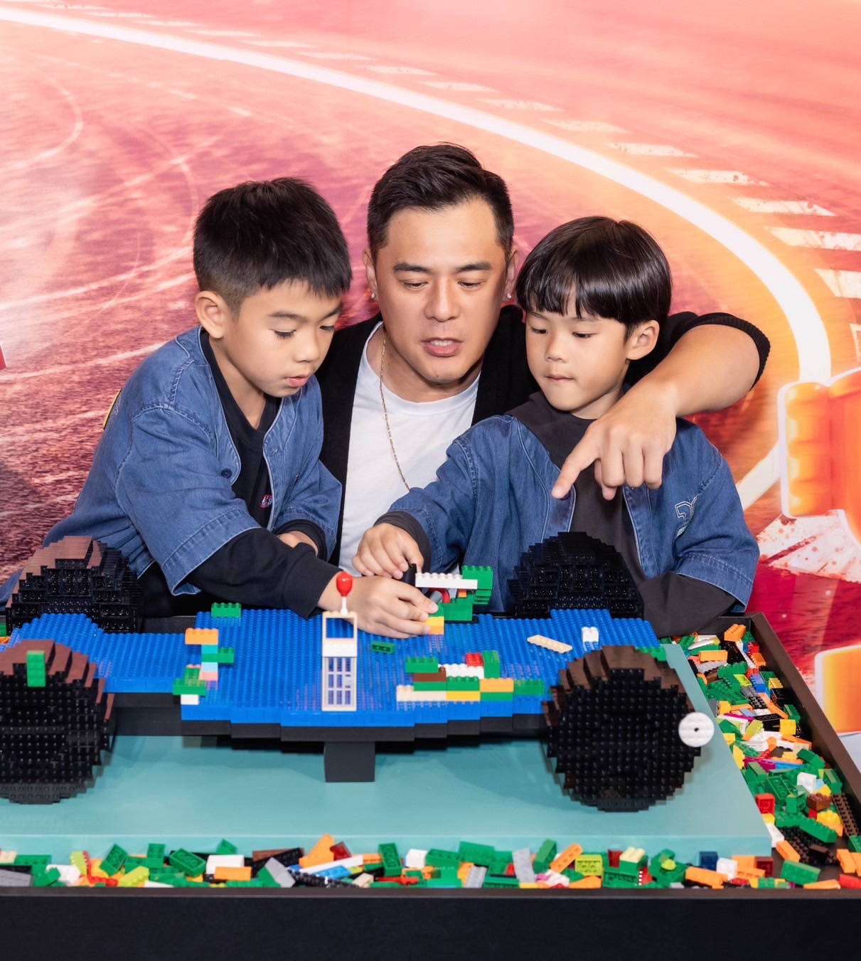 1:1比例樂高® F1 ®賓士賽車模型，台北快閃！20款F1 ®新品，竇智孔父子同場飆速「拼」戰一圓賽車夢