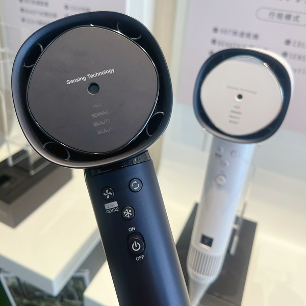史上第一款距離溫控吹風機！令人心動的輕柔護理模式，低風量低溫度，孩子自己吹髮超方便