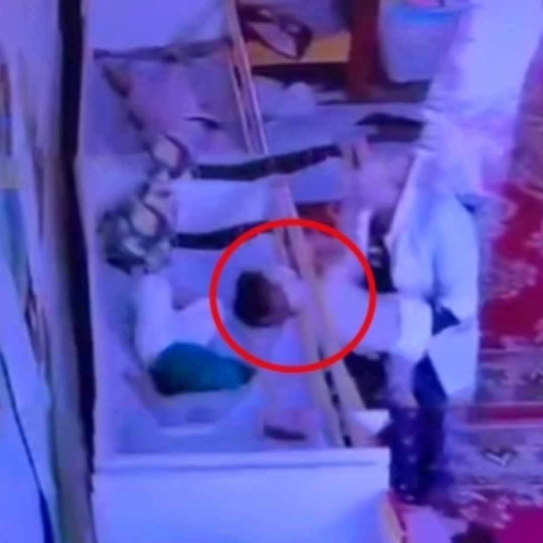 2歲男童托兒所窒息身亡！翻身自嬰兒床掉落，頭卡圍欄無人救！拚命掙扎的影片曝光。教保員殆忽職守，不在現場看護