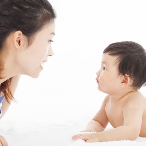 孩子怎麼還不開口說話？難道就這樣靜靜地，等待他說話的那一天？如何提高警覺不錯過早期療育