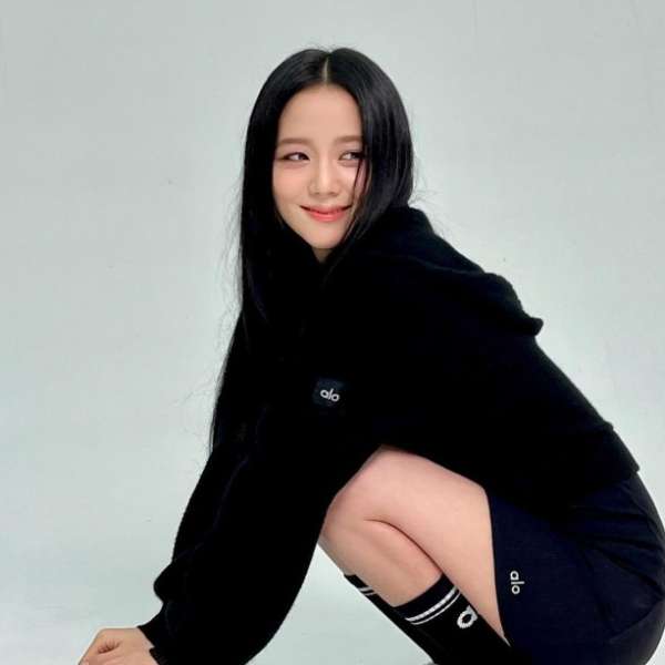 BLACKPINK Jisoo黑髮簡直「好髮質教科書」！整髮造型4訣竅首度公開：髮長、髮根藏了年輕秘密