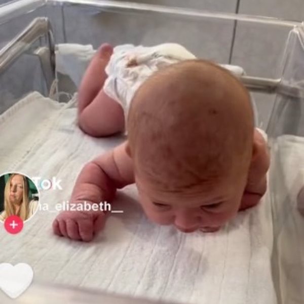 這是天使寶寶，還是天才寶寶？！小baby出生兩天半就想「這麼做」，真的嚇壞媽媽了