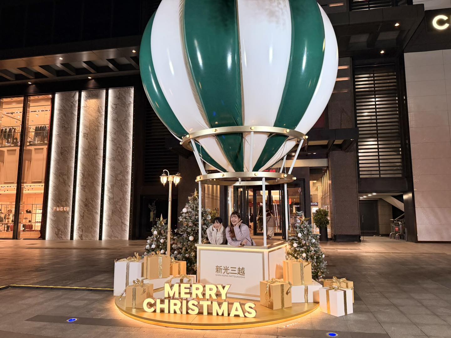 親子搭北捷打卡最美聖誕景點！信義區閃亮聖誕樹、米奇夢幻場景、玩具總動員，每一站都給你驚喜滿分