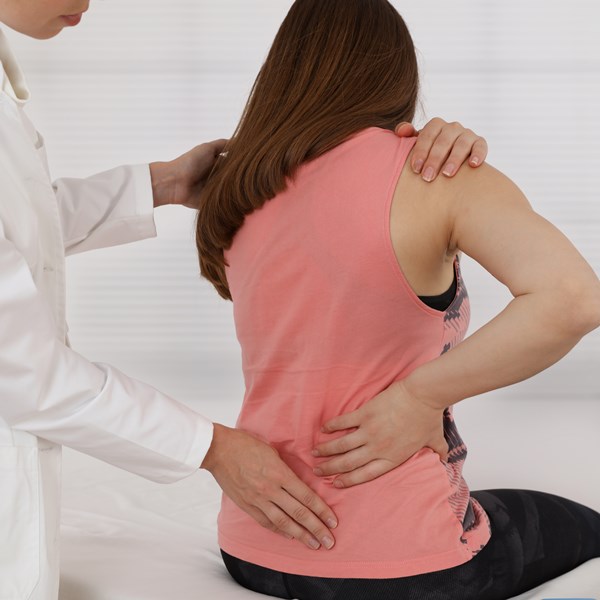 生完才是挑戰的開始！腰痠背痛、恥骨聯合痛、媽媽手都需要時間改善，日常保持正確姿勢很重要