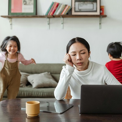 當你努力學習不同教養方式卻被說「孩子還不是一樣」時請別自責，你可以更相信自己一點！