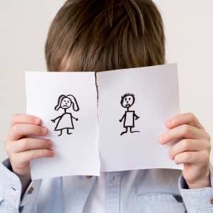 操弄孩子說「我這輩子最不想見到的人就是我媽媽」，巴毛律師怒看離婚夫妻一方離間親子，誰先洗腦誰就贏？