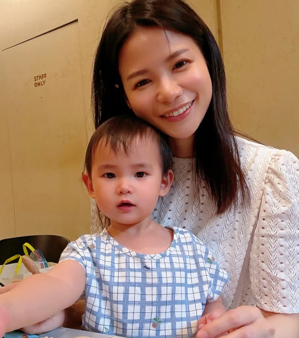 蘿莉塔的2歲女兒一走路就跌倒，醫一看竟是「這問題」，父母最常忽略，需要臨床觸診才能發現