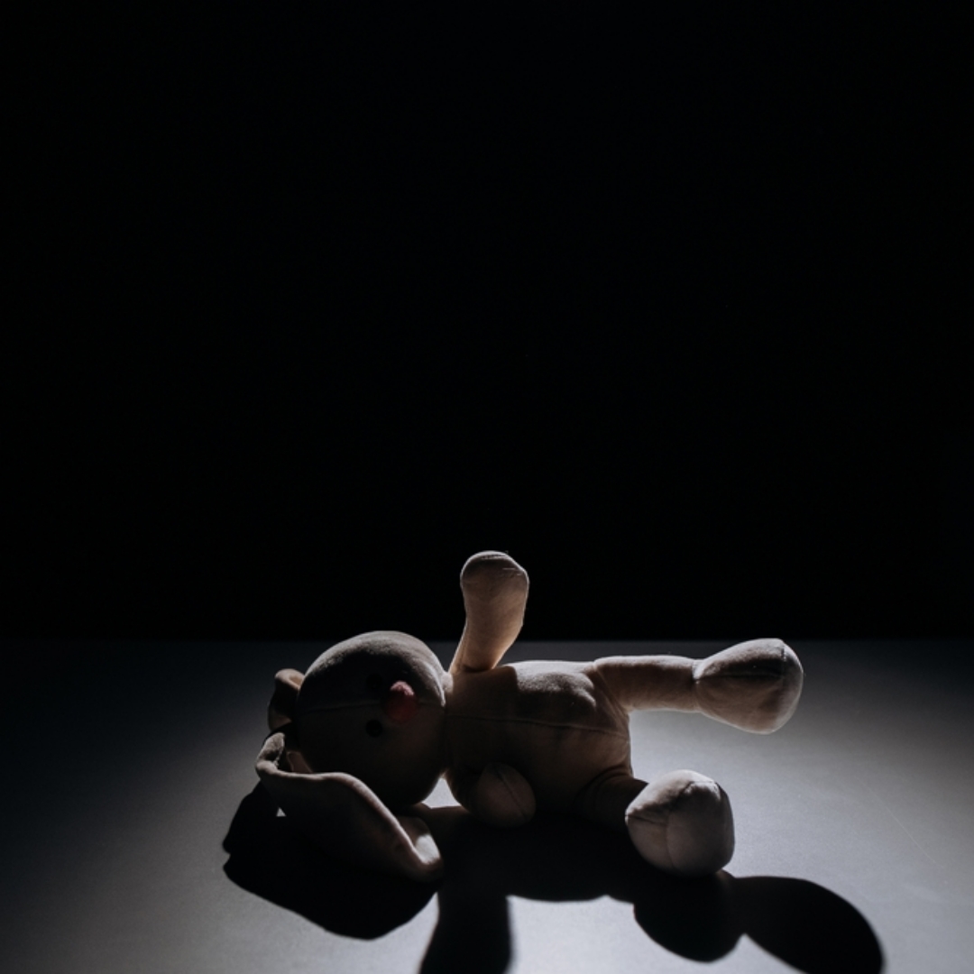 10月女嬰嗆奶亡！毛髮驗出多種毒品，竟然是因長期陪媽進酒店上班，吸到毒煙