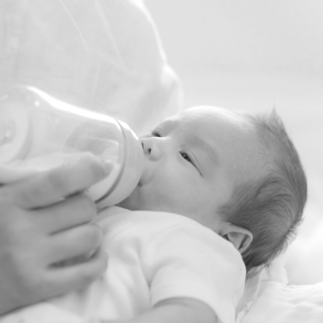 台中1歲8月大男嬰疑嗆奶身亡，家長注意：姿勢不當、邊睡邊餵與流速過快皆為高風險因素