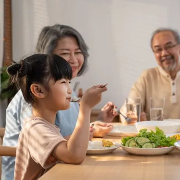 孩子總是不吃蔬果？試試讓孩子在餐桌上多留10分鐘