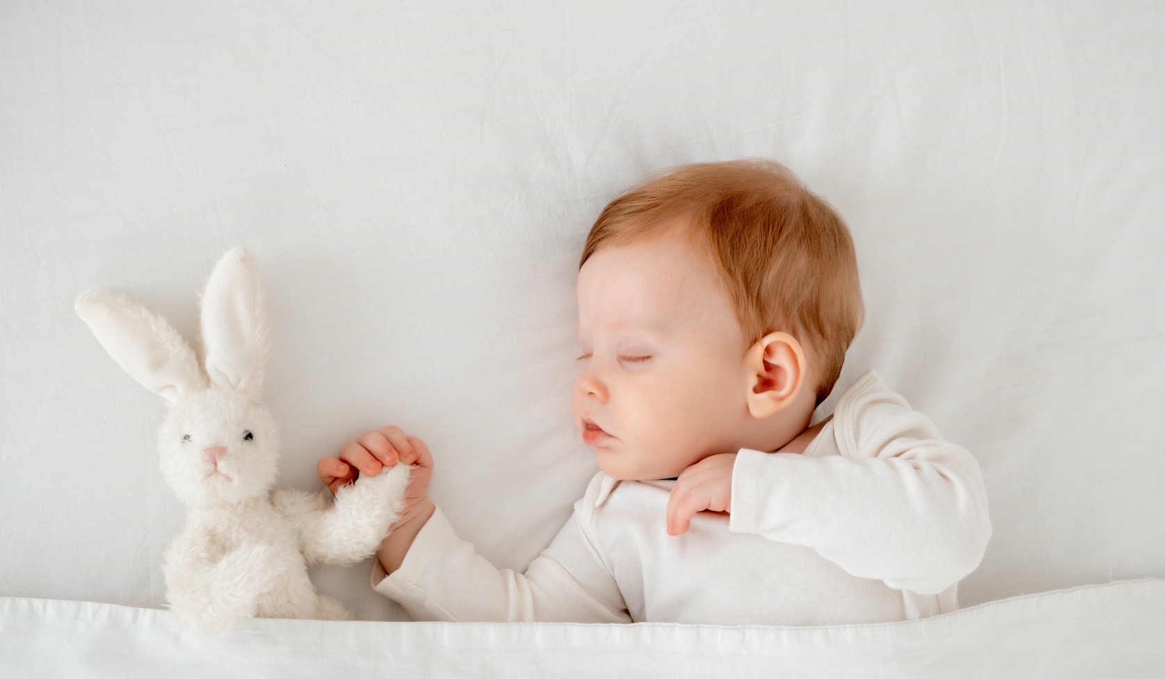 監視器拍下驚悚瞬間！5個月女嬰兒卡縫窒息，母親遠端求救，卻喚不醒熟睡父親